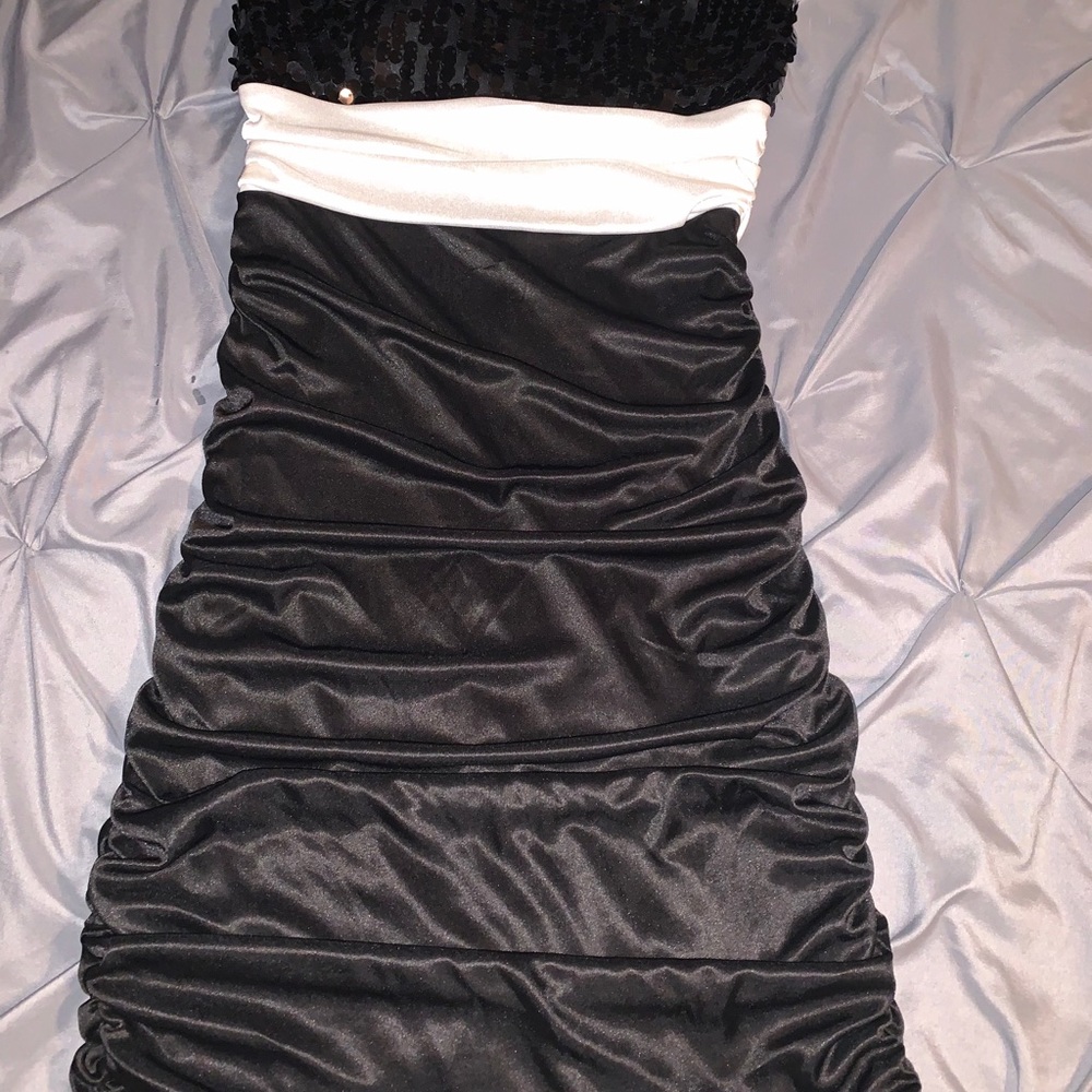 Black/white speechless mini dress size M